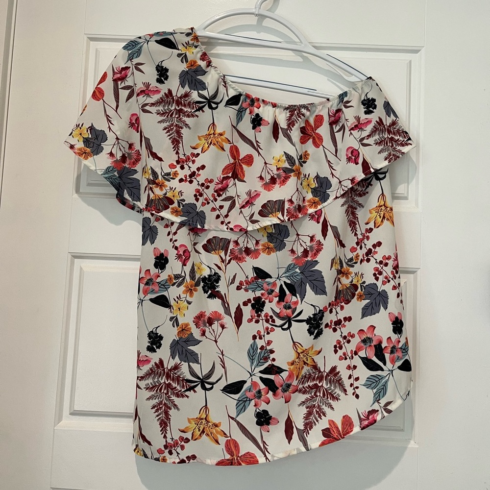 WOMEN’S ONE SHOULDER FLORAL FLUTTER TOP.  SIZE-M